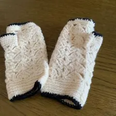 クリーム色と黒のアームカバー