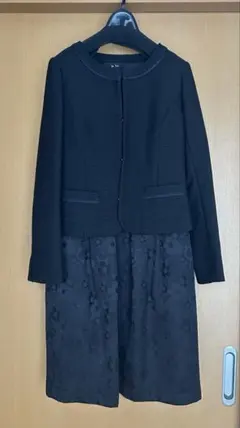 ブラックジャケットとワンピースとスカートセット