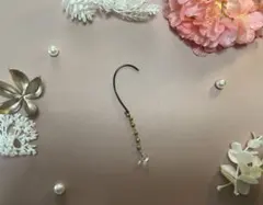 ゴールドビーズとクリスタルのロングイヤーフック｜上品に揺れる片耳アクセサリー