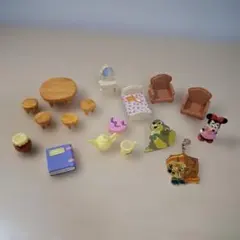 ディズニー ミニチュア家具・ピンバッジ・アクセ・フィギュア まとめ売りセット