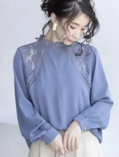 デコルテに施した豪華なレースブラウス