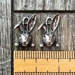 うさぎモチーフ 金属チャーム 約1.5cm 銀古美 立体 アンティークシルバー