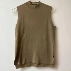 ユニクロ　ハイネック ノースリーブ ニット ベージュのサムネイル