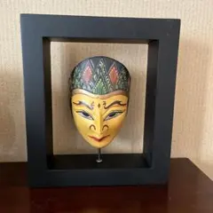 インドネシアの伝統的な木製マスク シンタ