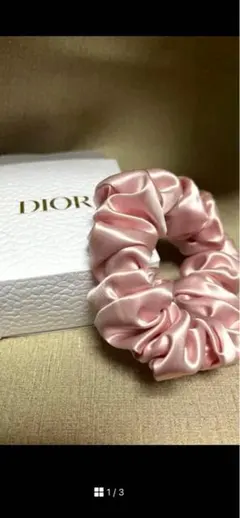 Dior ピンク サテン ヘアシュシュ