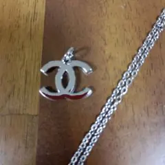 CHANELシルバーホリデーダブルココチャーム チェーン付き