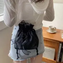 フリル付き黒ショルダーバッグ