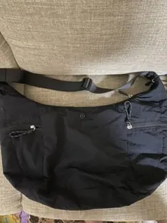 lululemon ショルダーバッグ ブラック　13Lのサムネイル