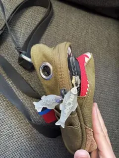 サメデザインポーチ カーキ