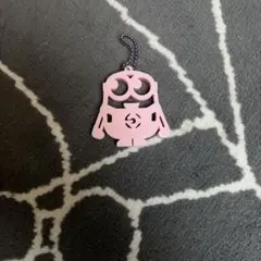 ピンク アクリル ミニオン型 キーホルダー