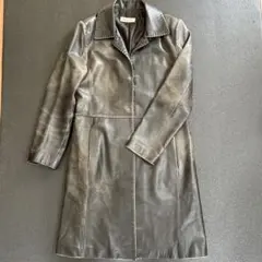 こげ茶色のレザーコート