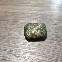 上質な九谷焼帯留 緑地に金の唐草紋様