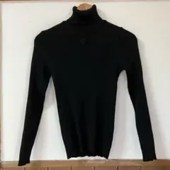 タートルネックニットセーター　黒　薄手　ウール100% 花　刺繍