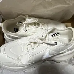 ウィメンズ　NIKE クリーム　TC7900