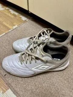 Umbro ホワイト 人工芝用シューズ27cm