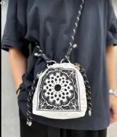 美品★定価３８５０円★ドローコードの豪華な刺繍入ショルダーバッグ★巾着ポシェット