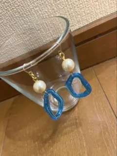 パール×クリアブルーの揺れピアス
