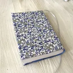 ハンドメイド　文庫本サイズブックカバー　ベリーガーデン