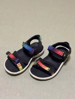 KEEN(キーン) キッズサンダル 黒と虹色のストラップ