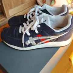 シルバー スニーカー