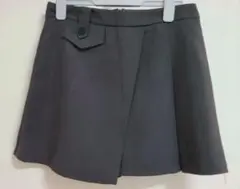 タイトスカート サイドプリーツスコート 膝丈 グレー ボタン装飾のサムネイル