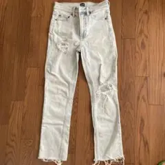 GAP ライトブルーダメージデニム
