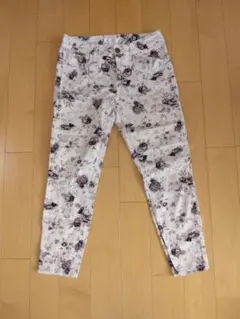CINEMA CLUB 花柄 アンクルレギンスパンツ Mサイズのサムネイル