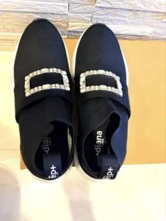 +daiana（プラスダイアナ）ビジュー付きストラップスニーカー