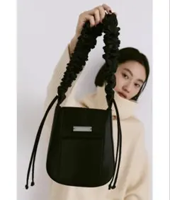 un/neu ギャザーハンドルサテンフラップバッグ