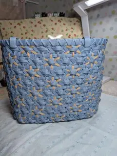 水色とベージュのかごバッグ