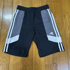 adidas ハーフパンツ 黒・グレー ストライプ