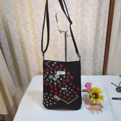 刺繍デザインの黒いショルダーバッグ