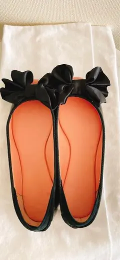 春先エナメルサテンリボン付き黒フラットシューズブラジル製３９