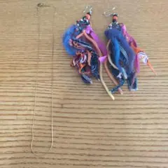 フリンジデザインの布製ピアス、ゴールドネックレス（セット売り）