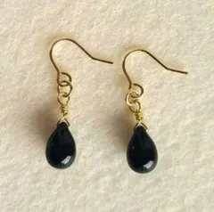 【再販】♥️金×艶ブラックのチェコドロップシンプルピアス♪　ハンドメイド