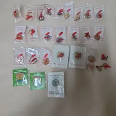 赤い羽根のピンバッジセット多数