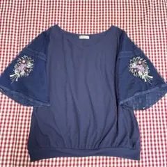 美品　axesfemmeアクシーズ 花束刺繍入りネイビー五分袖カットソー
