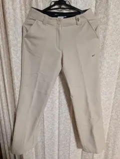 Nike レディース ベージュパンツ ストレッチ