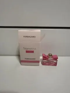 サルヴァトーレ フェラガモ　シニョリーナ イン フィオーレ オーデトワレ　5ml