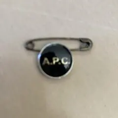 A.P.C. 黒色ピンバッチ