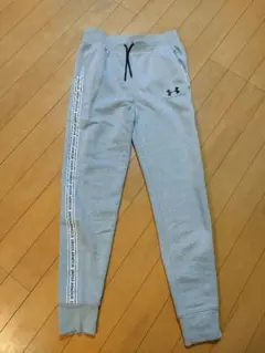 Under Armour グレー トレーニングパンツ 　160 美品