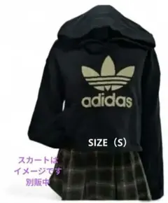 アディダスのブラックゴールドトレフォイルロゴ刺繍パーカーSIZE（S）