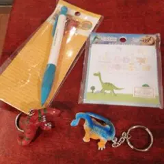 恐竜シャーペン　恐竜キーホルダー2個　恐竜メモ帳(アーロンと少年)