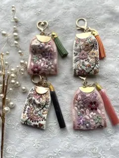 《インド刺繍リボン》キーホルダー　キーリング アイボリー系