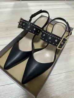 スタッズ付きブラックポインテッドトゥパンプス