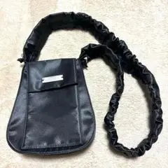un/neu アンノイ　ギャザーハンドルサテンフラップバッグ 黒