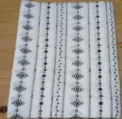 CHECK&STRIPEフォークロアレース 白にネイビー 生地 145cm
