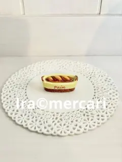 カゴの中のパン　フェーブ　フェーヴ　フランス製　ミニチュア　陶器