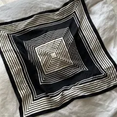 H＆M 幾何学模様 スカーフ 黒と白 正方形 53cm