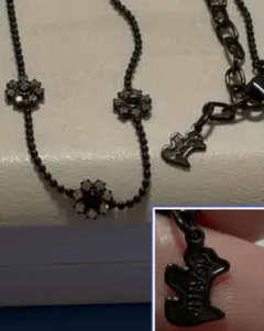 アガタ AGATHAブラッククリスタルラインストーン花モチーフ短めのネックレス